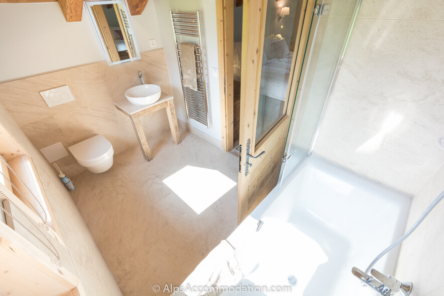 Chalet Petit Coeur Samoëns - Une grande douche et baignoire dans la salle de bain attenante
