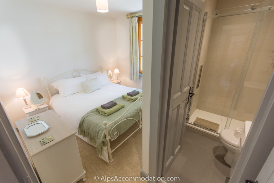 Le Bella Vista Sixt-Fer-à-Cheval - La chambre principale attenante avec lit queen size luxueux