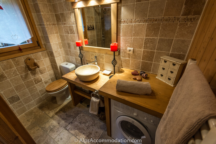 Appartement Biollet Samoëns - Belle salle de bain familiale avec grande douche et vasque en pierre rustique