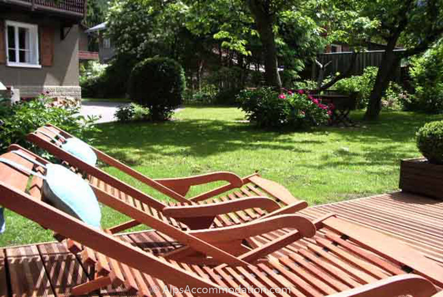 Chalet Moccand Samoëns - Jardin ensoleillé exposé sud avec tables et transats extérieurs