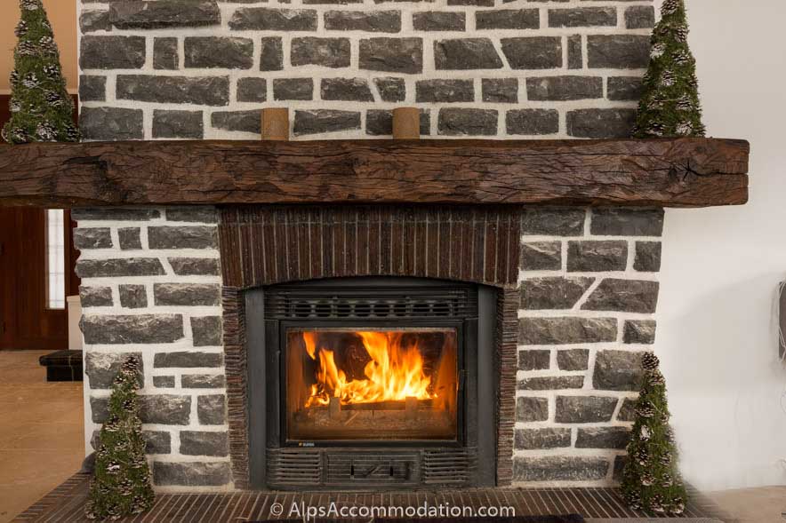 Chalet Falconnières Samoëns - Un feu de bois chaleureux avec un cadre en pierre