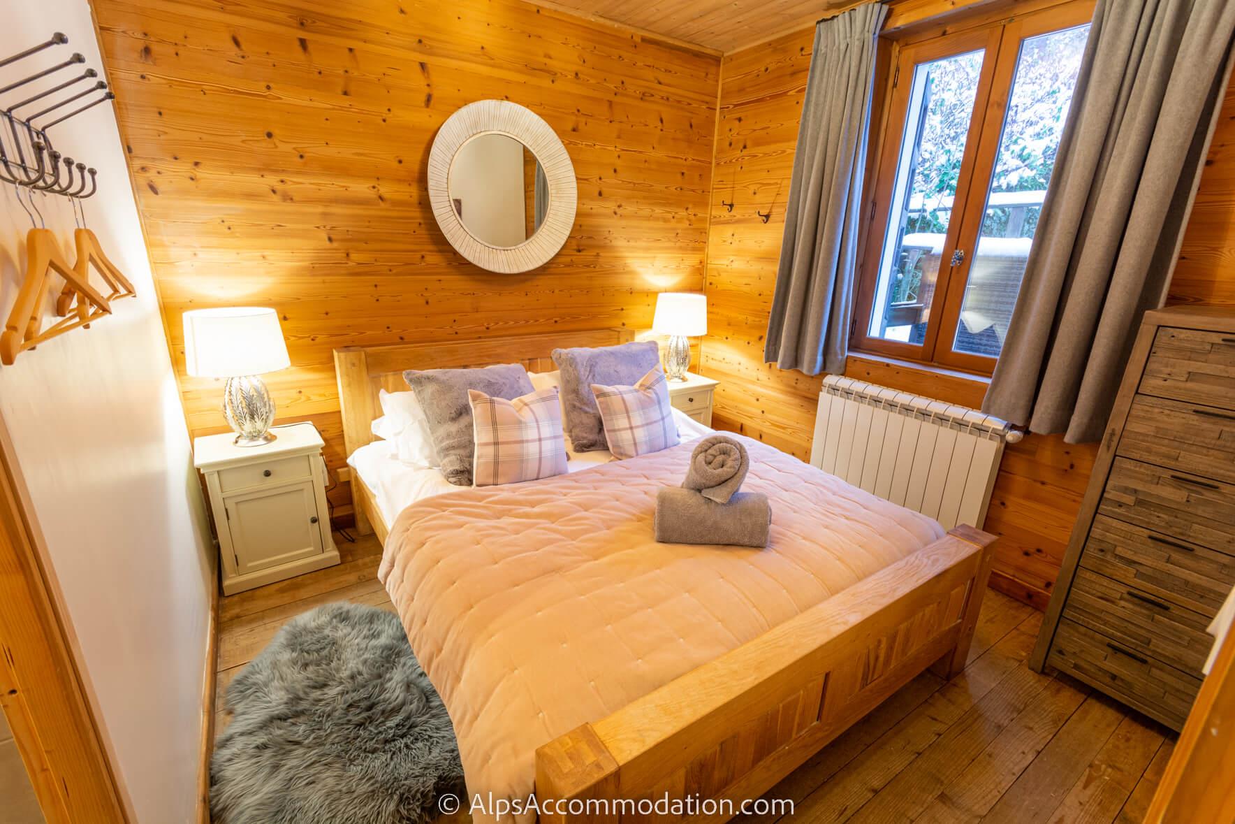 La Maison Blanche Samoëns - Chambre avec salle de bains au premier étage et luxueux lit king size 