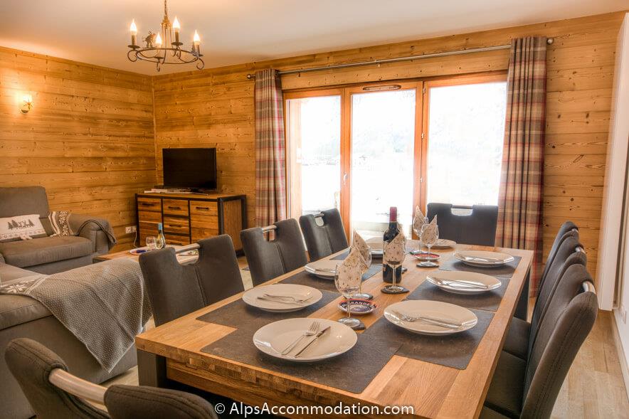 No.1 Chalet L'Orlaya Samoëns - Une jolie table à manger en bois avec une belle vue