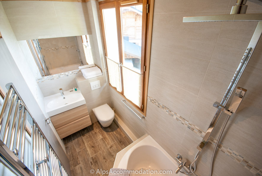 Chalet Moccand Samoëns - Salle de bain attenante avec grande baignoire et douche