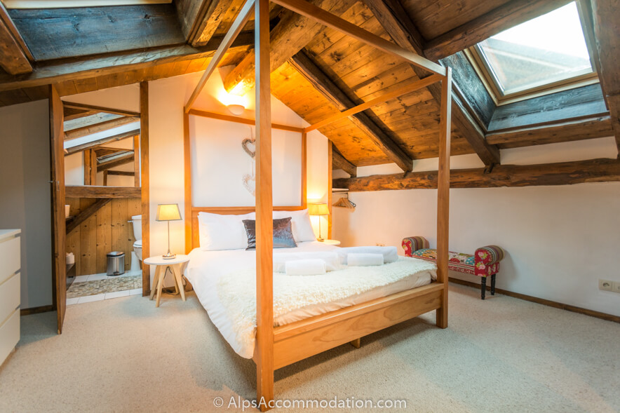 Le Mazot Samoëns - Chambre parentale en suite avec lits faits et serviettes fournies