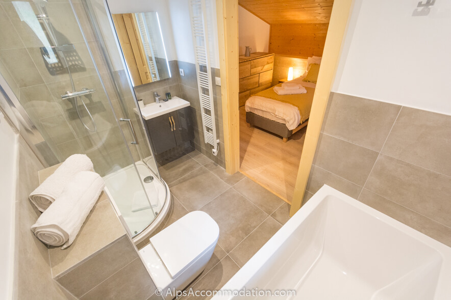 Chalet Marguerite Samoëns - Luxueuse salle de bain attenante à la chambre lits jumeaux avec baignoire et douche séparées