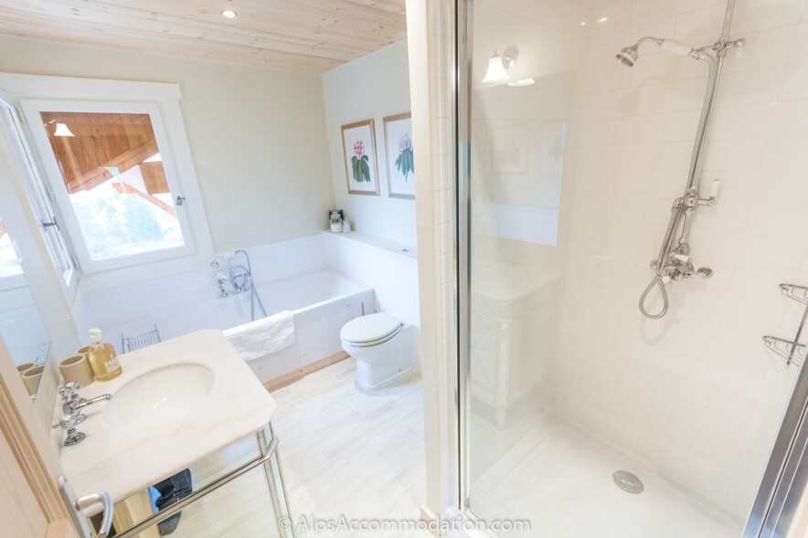 Chalet Gentiane Bleue Samoëns - Salle de bain familiale lumineuse et spacieuse avec baignoire et grande douche
