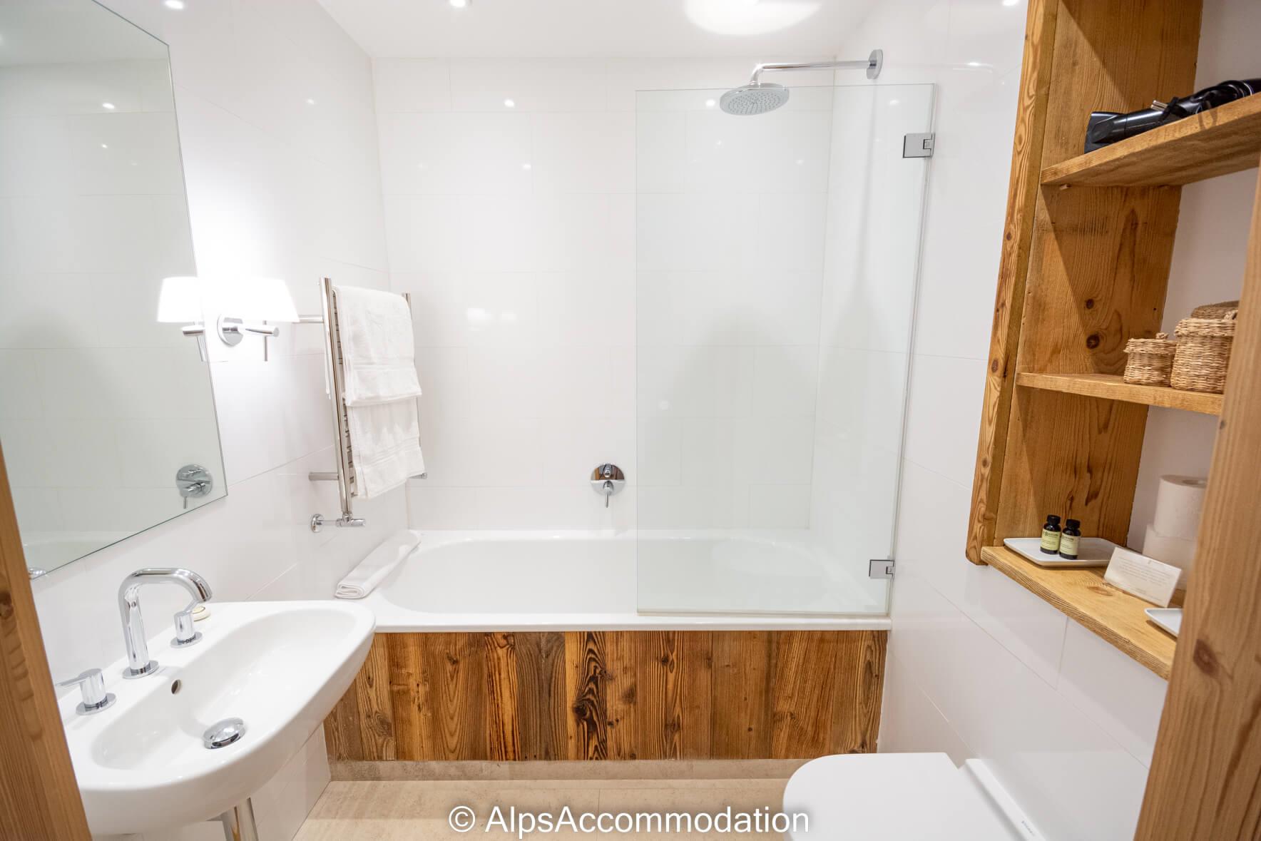 Ferme St Christophe Samoëns - Salle de bain attenante avec miroirs chauffants