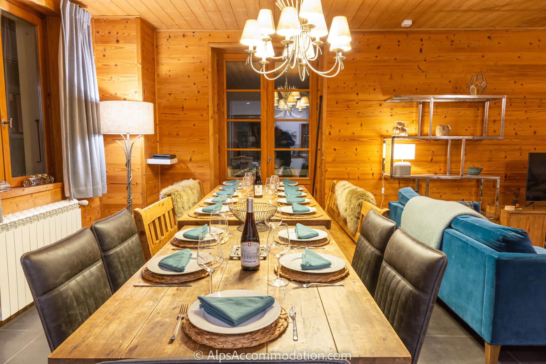 La Maison Blanche Samoëns - Immense table à manger rustique pouvant accueillir 16 personnes confortablement