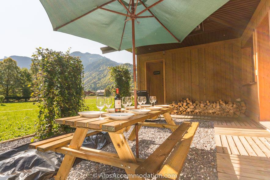 Chalet Balthazar Samoëns - Un coin terrasse avec des sièges et un grand barbecue à gaz