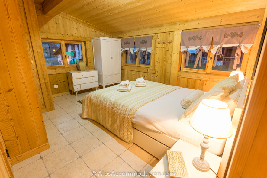 Appartement Bois de Lune 3 Samoëns - La chambre double spacieuse avec douche encastrée et WC séparés