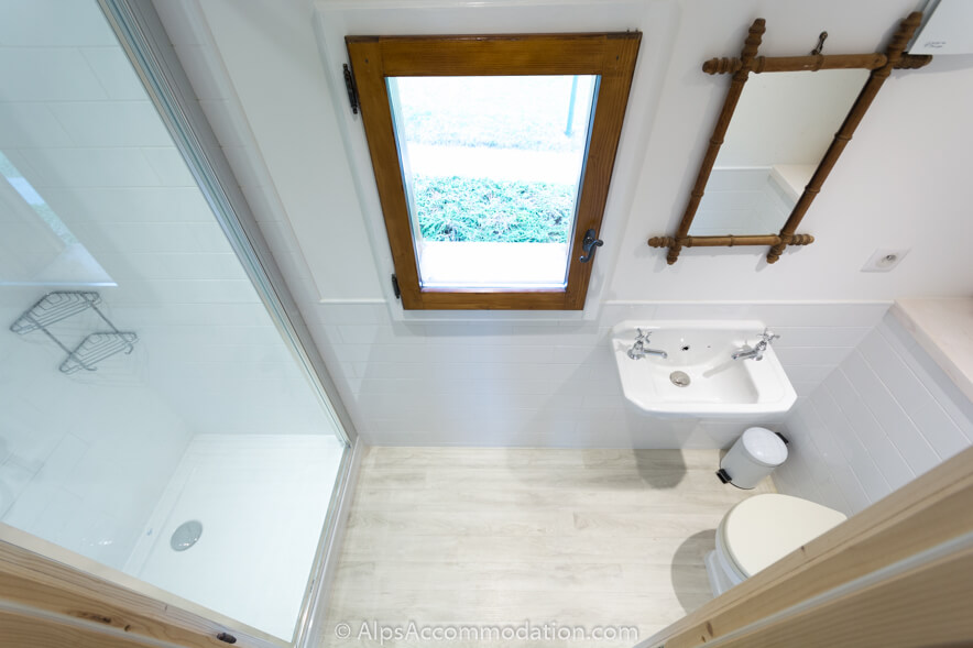 Chalet Gentiane Bleue Samoëns - Salle de bain familiale au troisième niveau avec grande douche