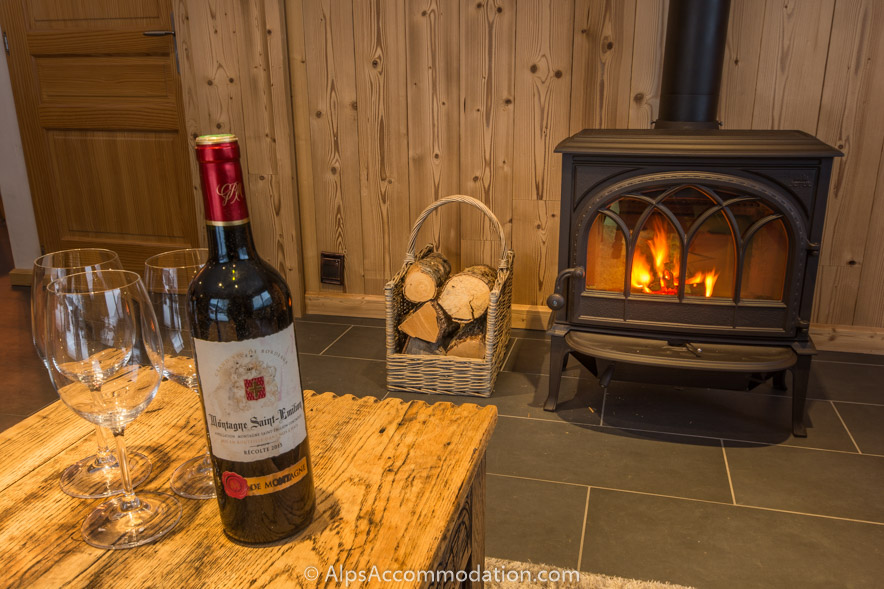Chalet Jeroboam Samoëns - Dégustez un verre de vin devant le feu de bois