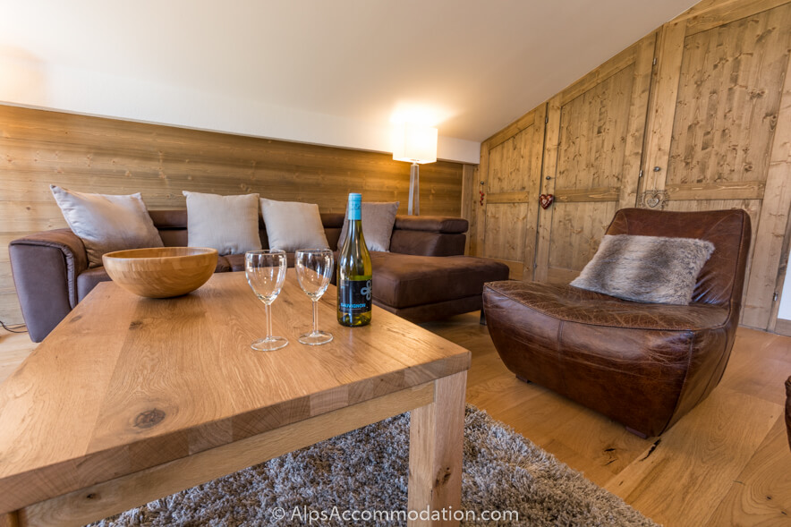 Appartement Les Niveoles A12 Morillon - Coin séjour confortable avec luxueux canapé et fauteuils en cuir