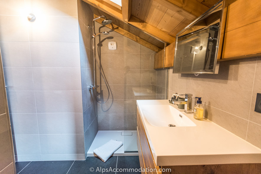 Appartement CH7 Morillon - La salle de bain familiale dispose d'une grande douche