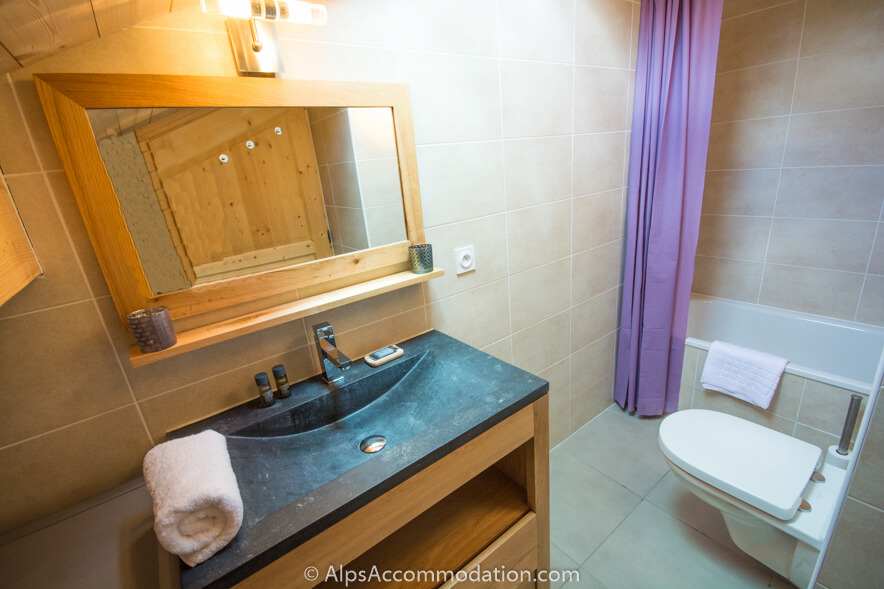 Appartement La Bottière Samoëns - La salle de bain de la suite du niveau supérieur avec baignoire et douche intégrée