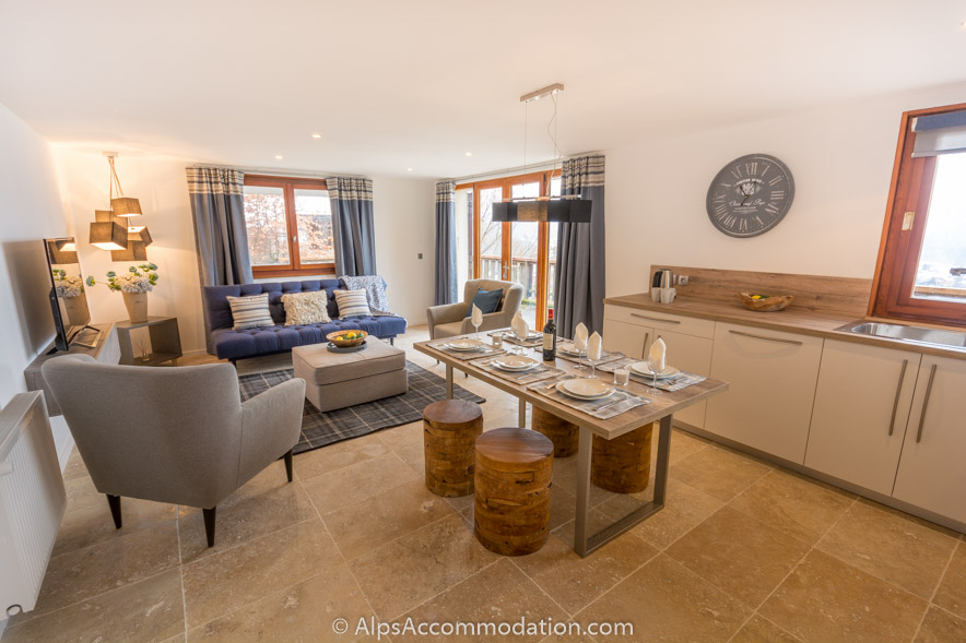 Appartement Falconnières Samoëns - Le séjour ouvert sur les espaces salle à manger et cuisine