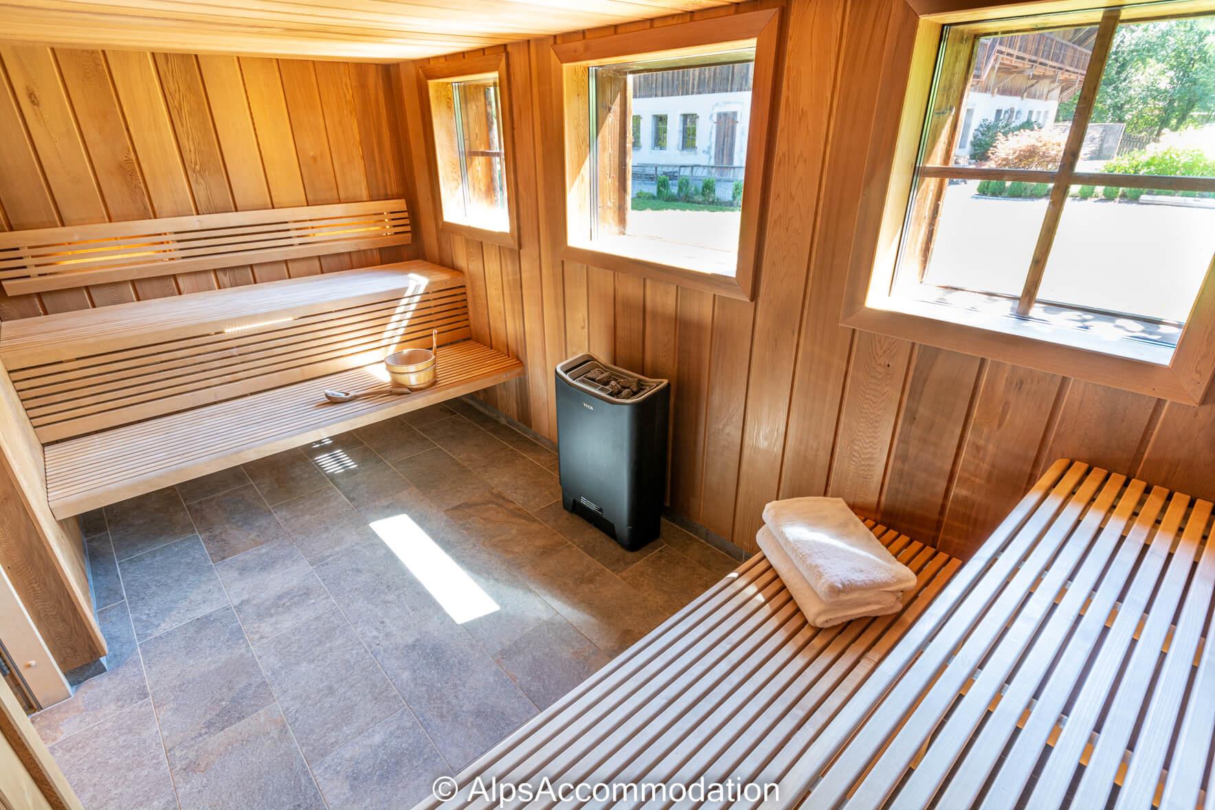 Ferme St Christophe Samoëns - Le sauna est situé dans un mazot rénové surplombant la ferme