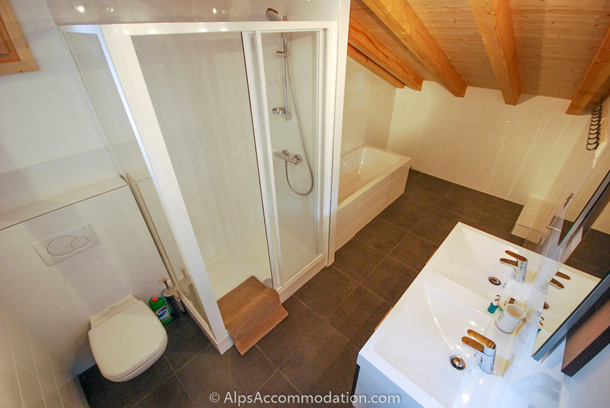 Chalet Maya Samoëns - Salle de bain familiale contemporaine avec double vasque, douche et grand bain