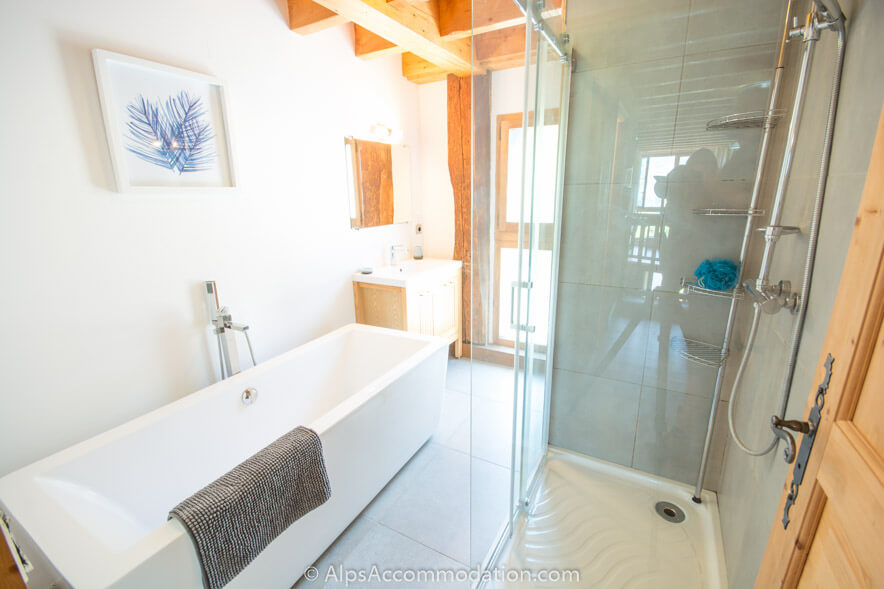 Chalet Skean-Dhu Samoëns - La salle de bain familiale au premier étage avec grande douche et baignoire