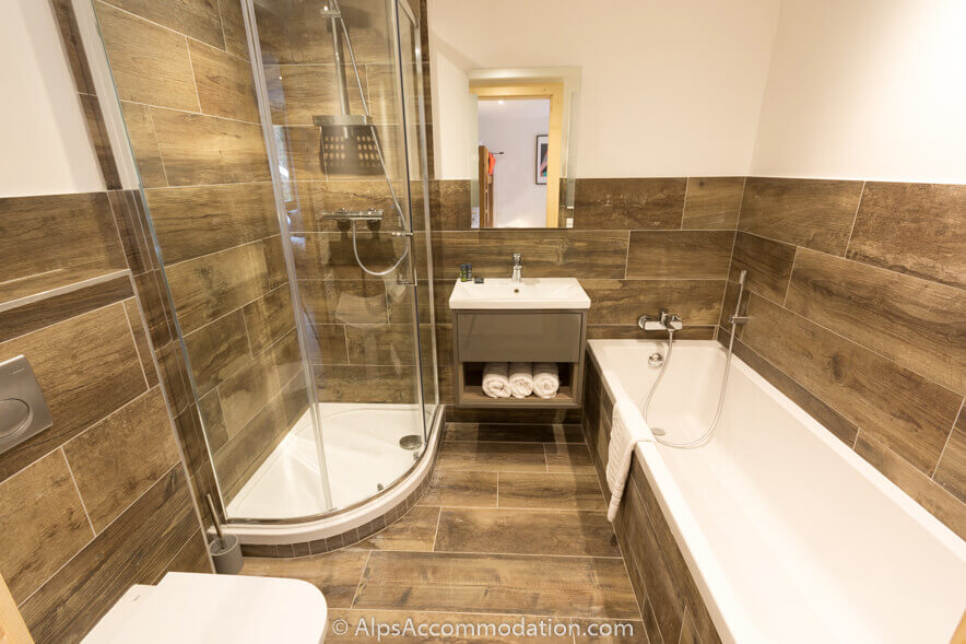 Appartement Marguerite Samoëns - Cette salle de bain attenante offre le luxe d'une baignoire et d'une douche séparées
