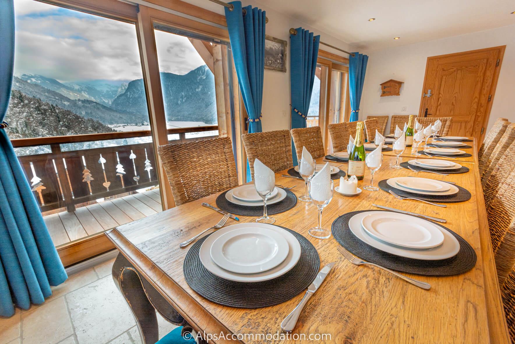 Chalet Falcon Samoëns - Les 2 longues tables à manger en bois peuvent accueillir jusqu'à 15 personnes confortablement