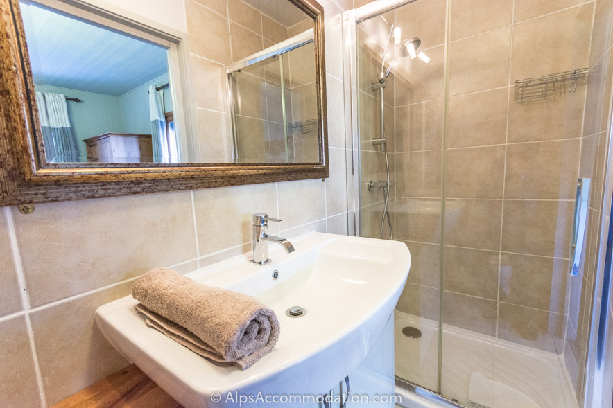 Maison Deux Coeurs Samoëns - La chambre king du rez-de-chaussée dispose d'une salle de bain attenante avec douche