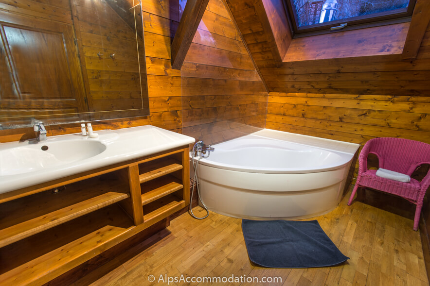 La Maison Blanche Samoëns - Grande salle de bain familiale avec luxueuse baignoire d'angle