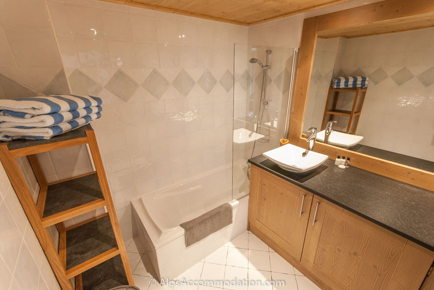 Chardons Argentés D3 Samoëns - Grande salle de bain avec baignoire et douche intégrée