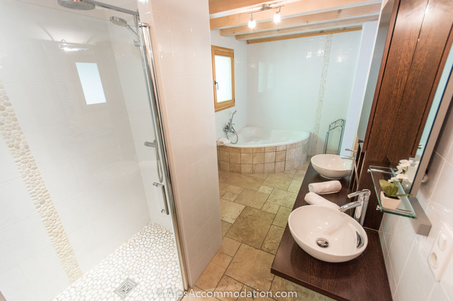 Chalet Falcon Samoëns - La salle de bain attenante de la suite familiale comprend une luxueuse baignoire d'angle et une douche séparée