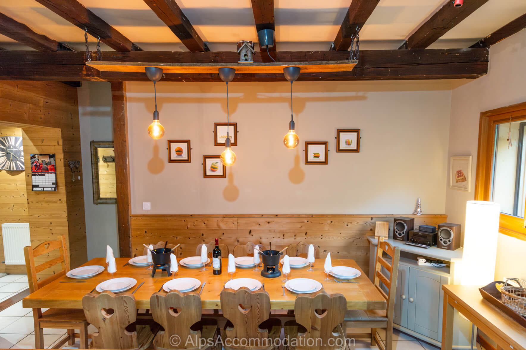 Maison Deux Coeurs Samoëns - La cuisine et l'espace repas spacieux et conviviaux