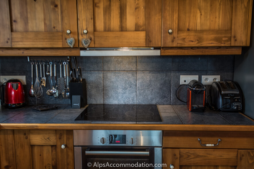 Appartement Biollet Samoëns - Grande cuisine entièrement équipée comprenant un grand four électrique ventilé, une plaque de cuisson 4 feux et une machine NESPRESSO