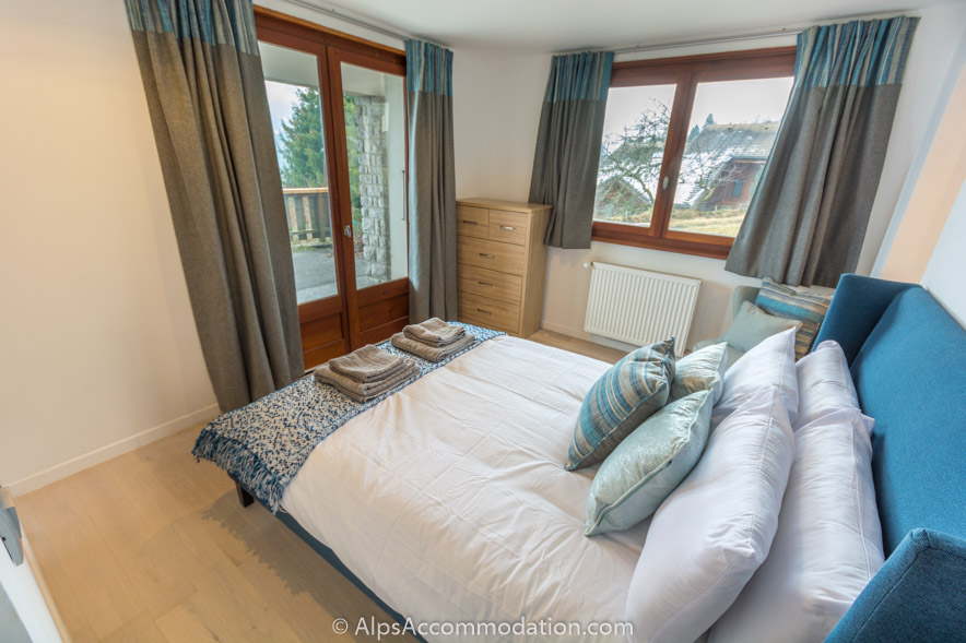 Appartement Falconnières Samoëns - Une chambre double ensuite avec terrasse couverte