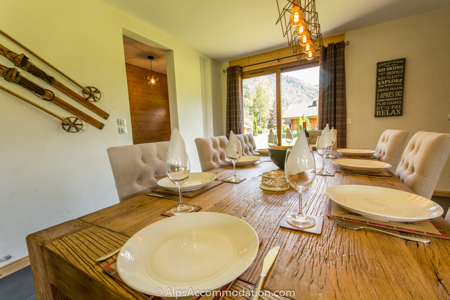 Chalet Jeroboam Samoëns - Belle table à manger rustique peut accueillir confortablement jusqu'à 8 personnes