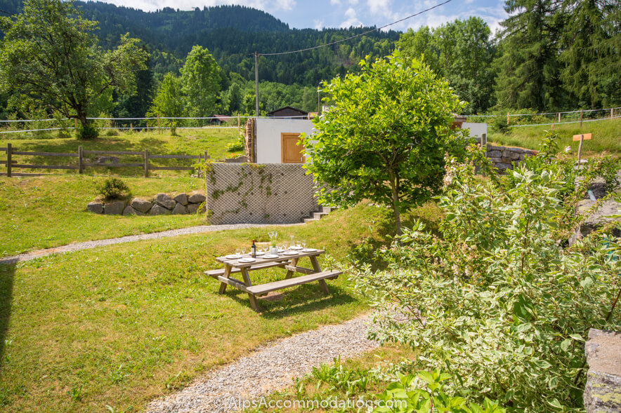 La Grange-Ferme Samoëns - Dîner en plein air avec une vue magnifique depuis les jardins