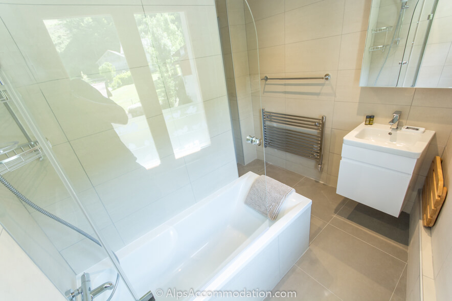 Le Bella Vista Sixt-Fer-à-Cheval - Salle de bain familiale avec baignoire et douche intégrée, lavabo et WC