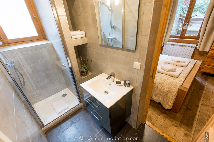 La Maison Blanche Samoëns - Luxueuse salle de bain attenante avec grande douche. Un WC attenant est disponible.