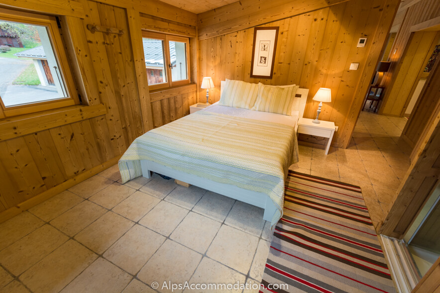 Appartement Bois de Lune 3 Samoëns - Chambre double spacieuse avec douche encastrée et WC séparés