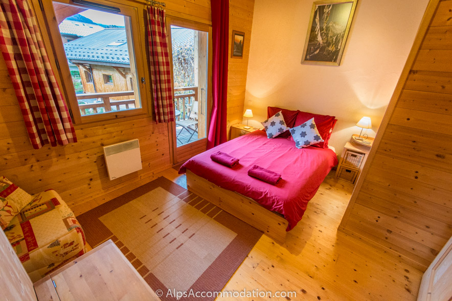 Chalet Lys Martagon Samoëns - Chambre double spacieuse avec lit gigogne supplémentaire et balcon orienté sud