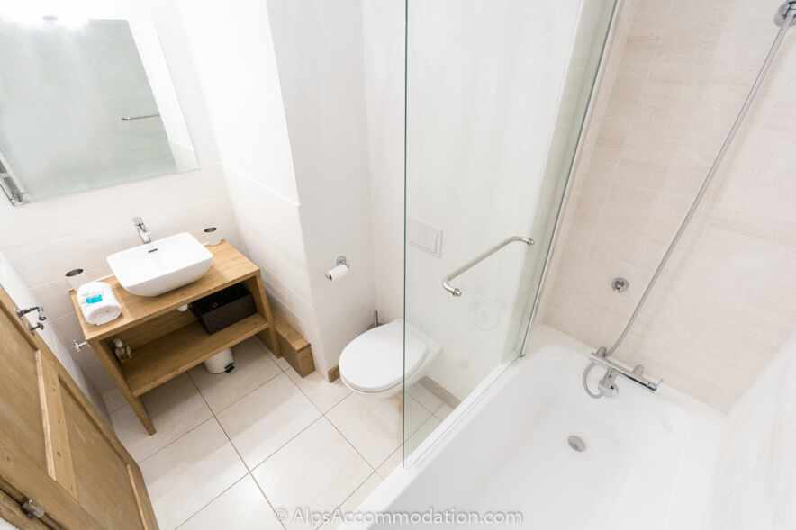 Appartement Les Niveoles A12 Morillon - Salle de bain familiale avec baignoire et douche intégrée
