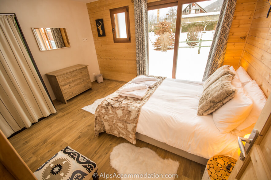 Chalet Balthazar Samoëns - Une chambre spacieuse avec superbe vue et lit double king size