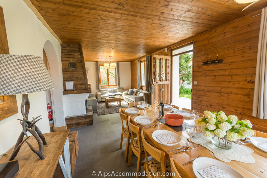 Chalet Moccand Samoëns - Spacieux salon et salle à manger décloisonnés qui s'étendent sur le grand jardin privé