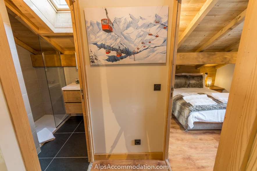 Appartement CH7 Morillon - Chambre double niveau supérieur avec salle de bain familiale attenante