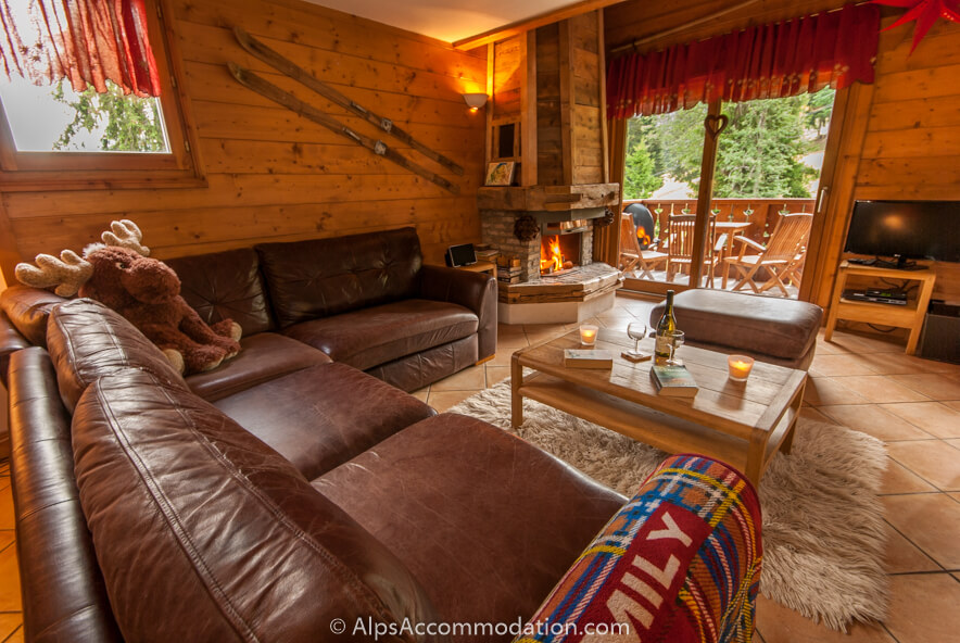 Chalet Alpage Morillon 1100 - Spacieux salon, salle à manger et cuisine à aire ouverte avec belle cheminée