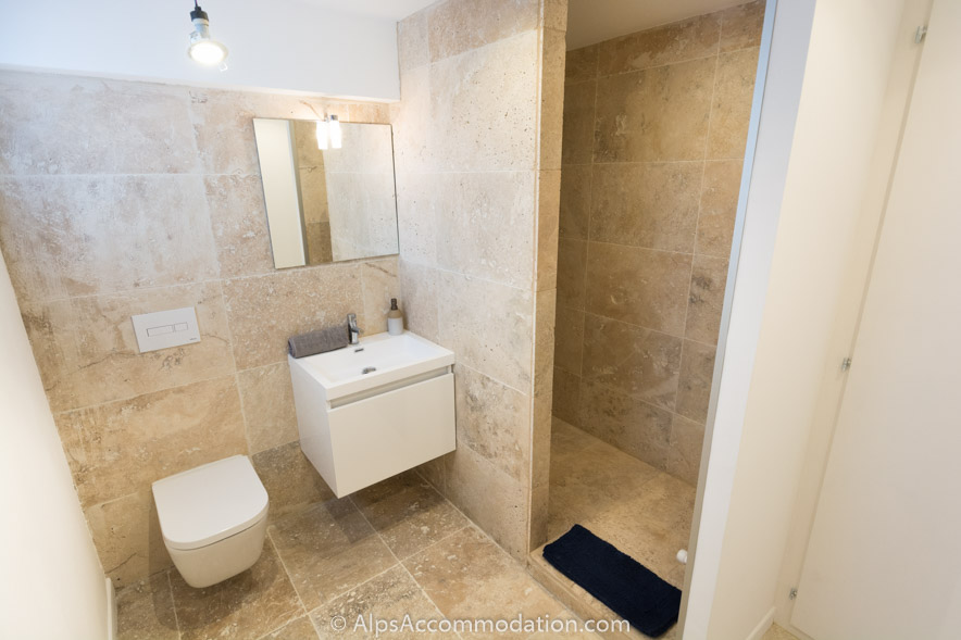 Appartement Falconnières Samoëns - Une grande douche à l'italienne dans la chambre double salle de bain ensuite