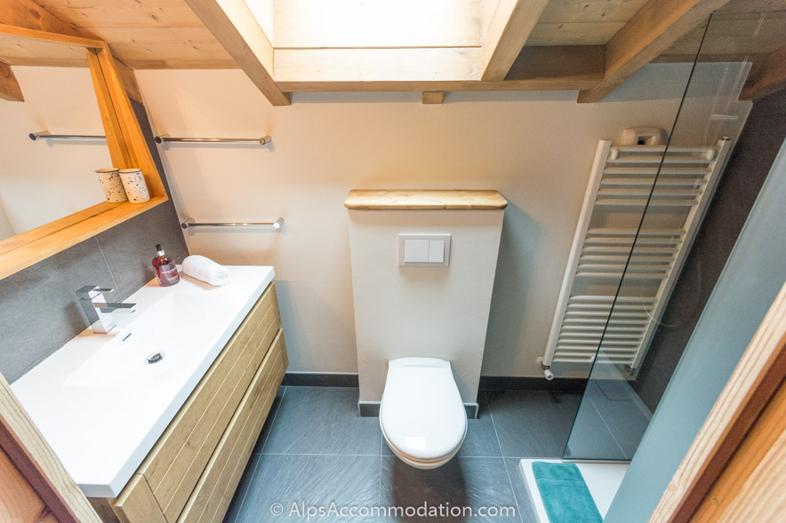 Appartement CH8 Morillon - La salle de bain attenante de la chambre king avec grande douche à l'italienne