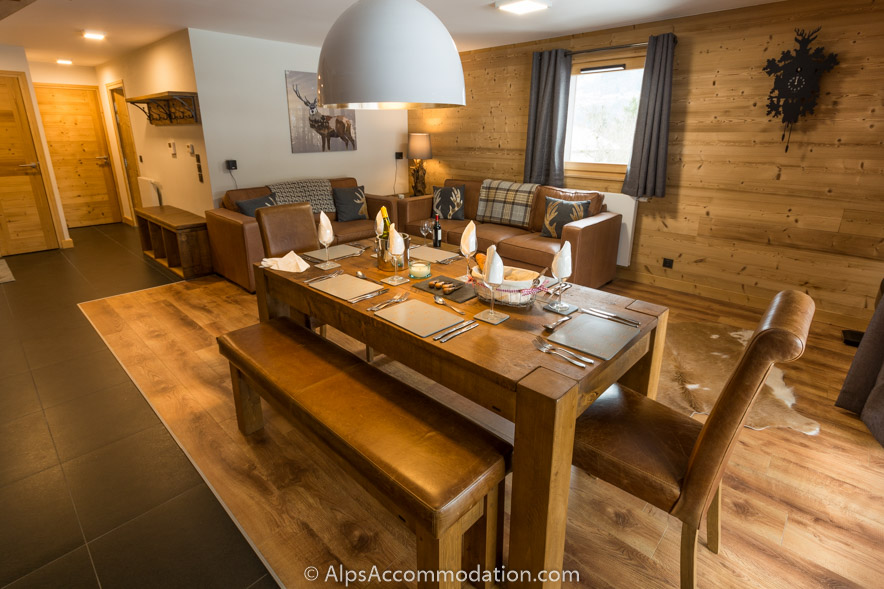 Appartement CH7 Morillon - Une belle table à manger en bois massif et une lumière caractéristique saisissante