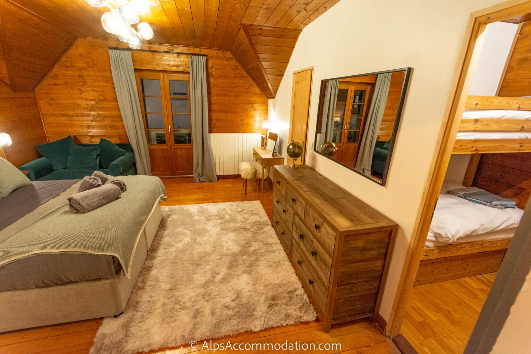 La Maison Blanche Samoëns - Chambre familiale spacieuse avec salle de bains privative et chambre superposée séparée de la chambre principale  ❮