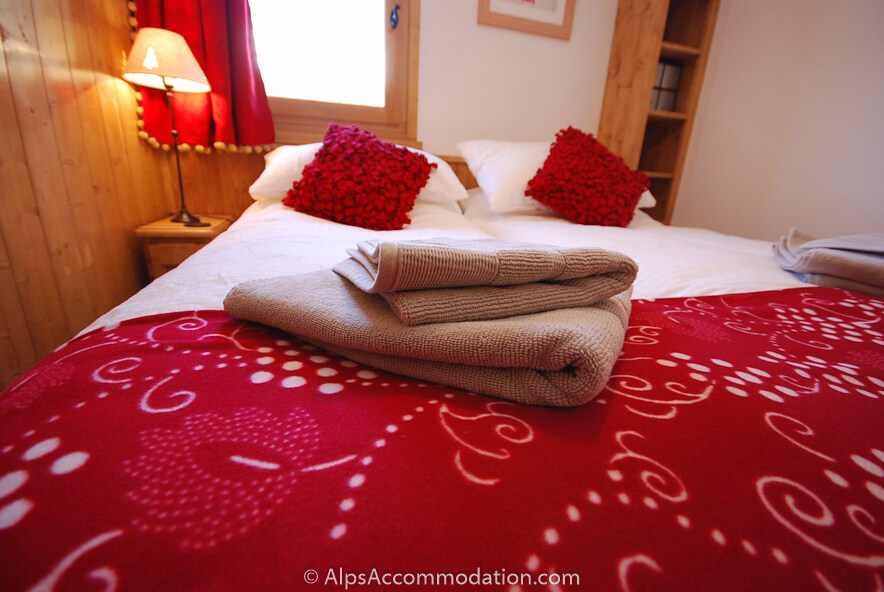 Appartement Biollet Samoëns - Chambre twin avec deux lits jumeaux confortables et draps et serviettes de luxe