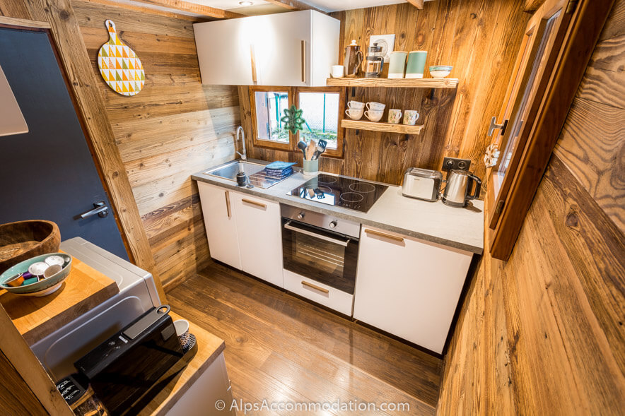La Cabine Samoëns - La cuisine moderne et entièrement équipée avec réfrigérateur, lave-vaisselle et micro-ondes